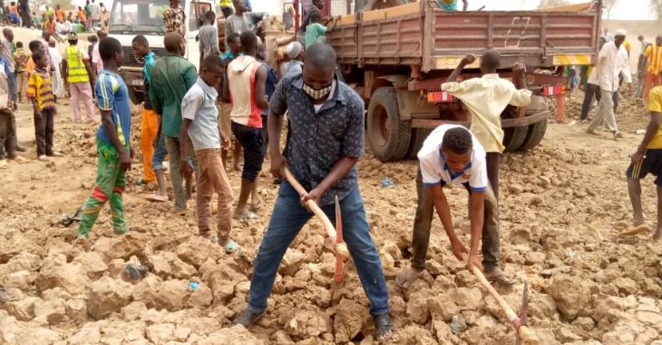 Djibo: des jeunes à la rescousse du barrage