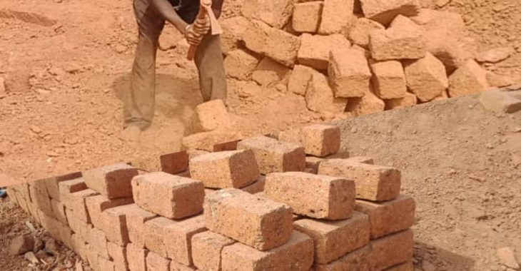 Diébougou : la brique, le salut de certains jeunes