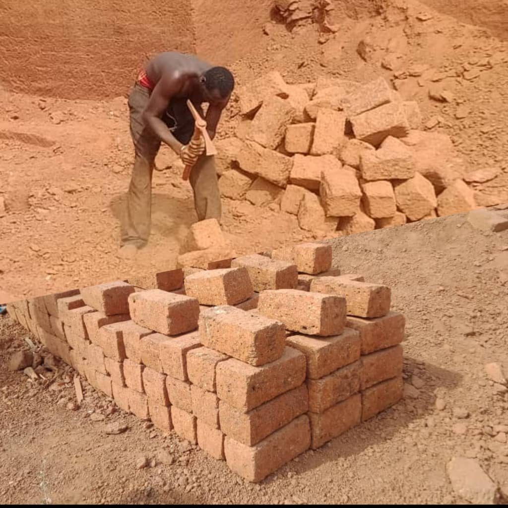 Diébougou : la brique, le salut de certains jeunes