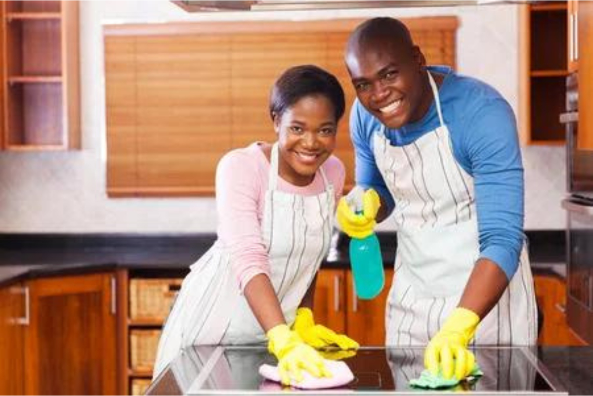 Tâches ménagères: « Mon mari m’aide à faire la cuisine, à balayer et la vaisselle »