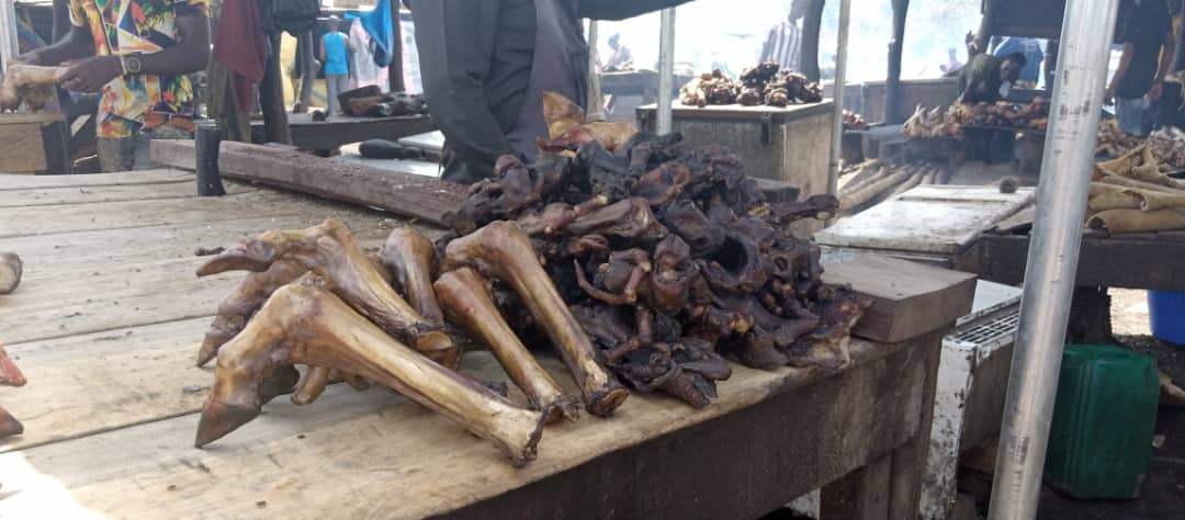 Ouaga : peaux et pattes de bœuf attendent preneurs