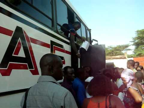 Burkina : des vendeurs ambulants dans les transports en commun