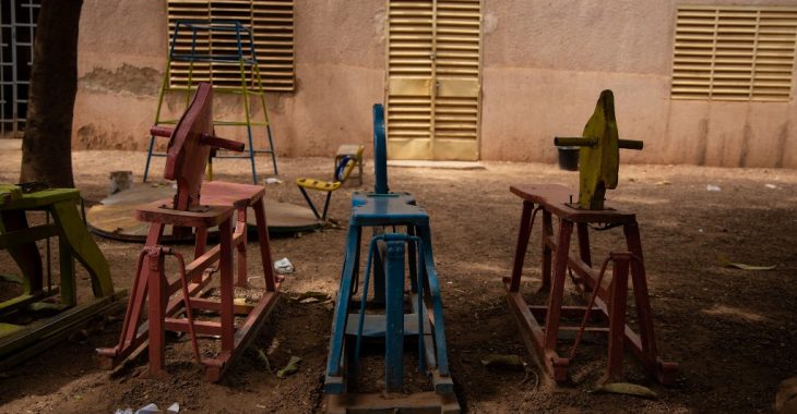 Après la fermeture des écoles, des élèves dans la rue et les sites d'orpaillage