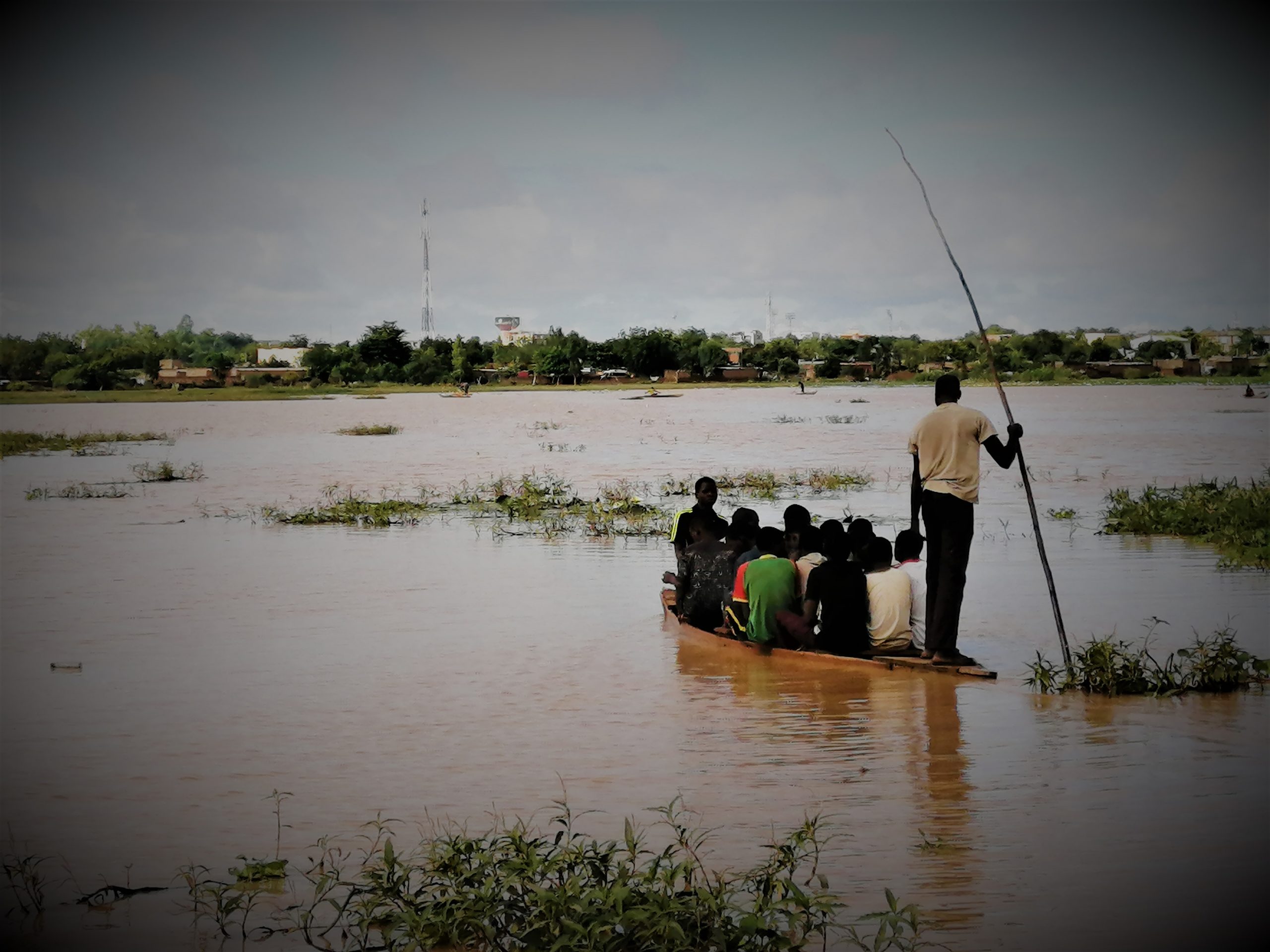 Transports: un taxi pirogue en plein Ouaga