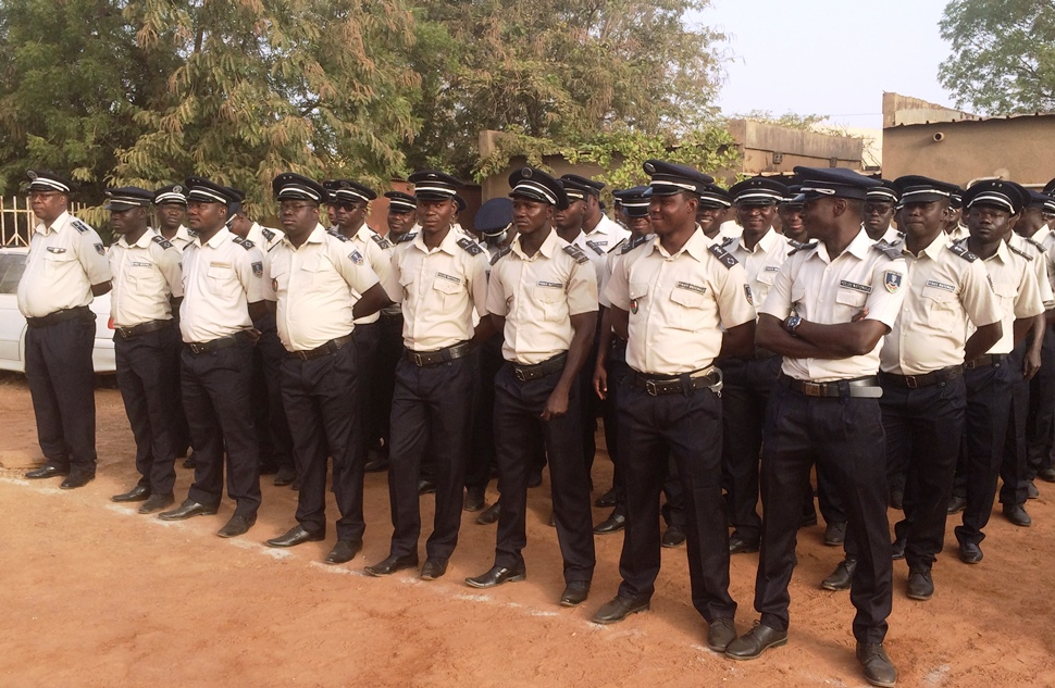 Burkina : le nouvel uniforme de la police objet de curiosité