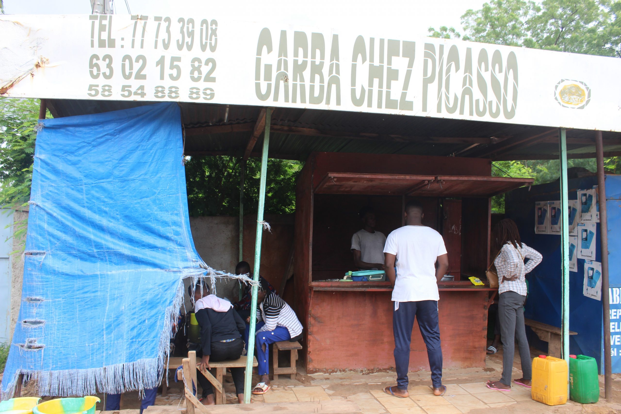 A Ouagadougou, ces garçons vendeurs d’attiéké