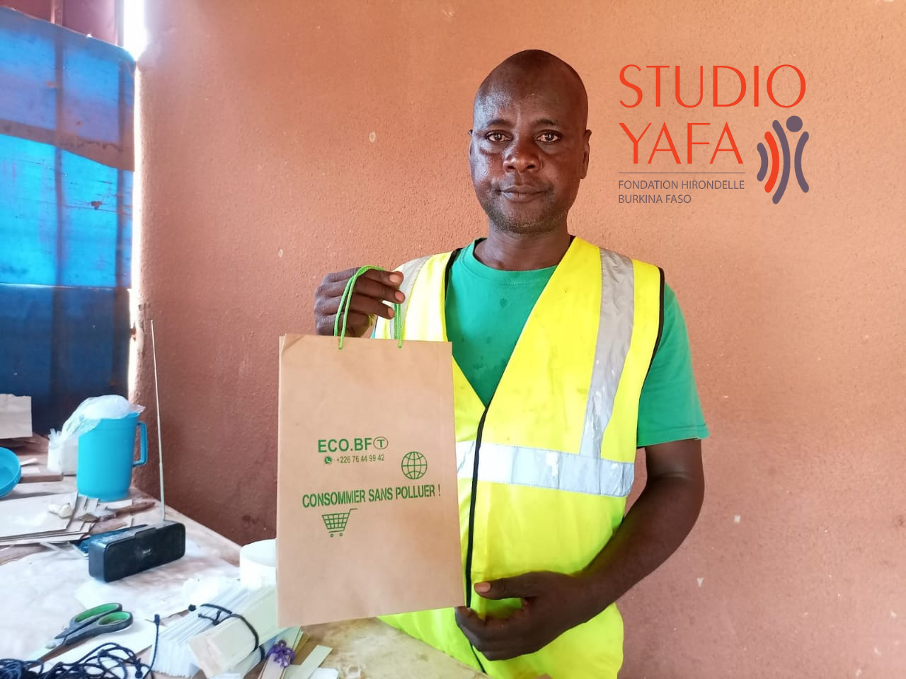 Ouagadougou: des sacs en papier pour remplacer les sachets plastiques