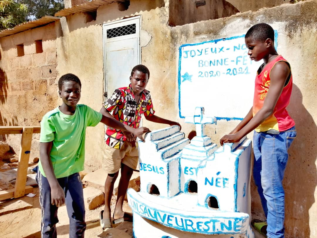 Construction de crèche: une tradition qui résiste au temps grâce aux enfants