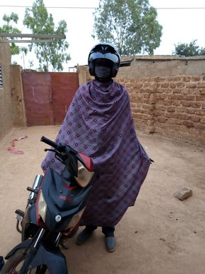 Harmattan : ces hommes en pagne sur leurs motos