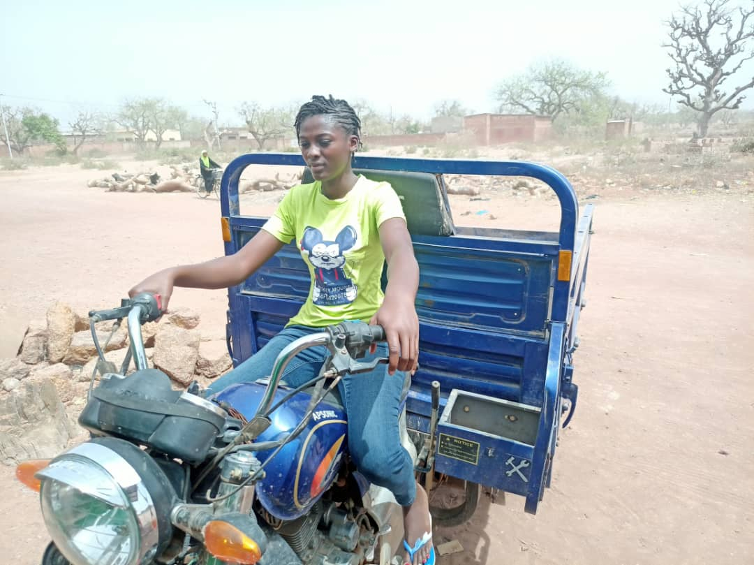 Au delà des clichés : relever le défi de femme conductrice de tricycle