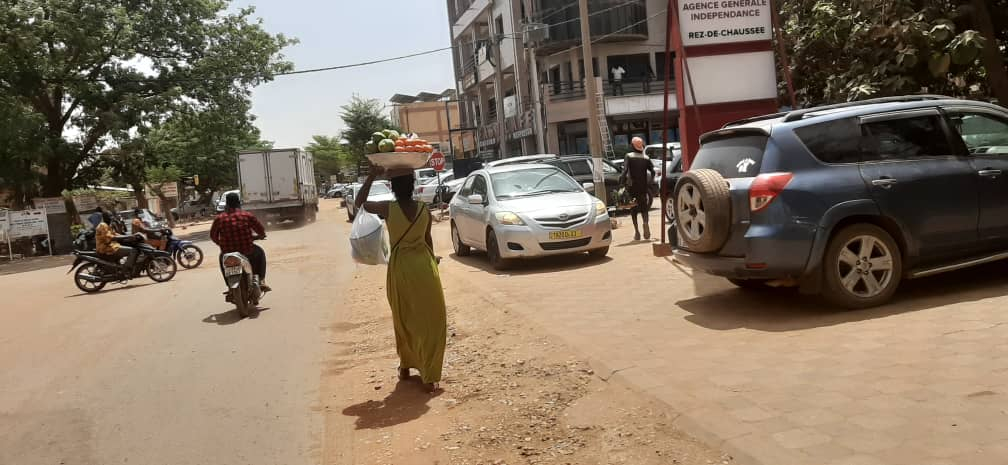 Canicule à Ouagadougou : ces jeunes qui travaillent sous le soleil…