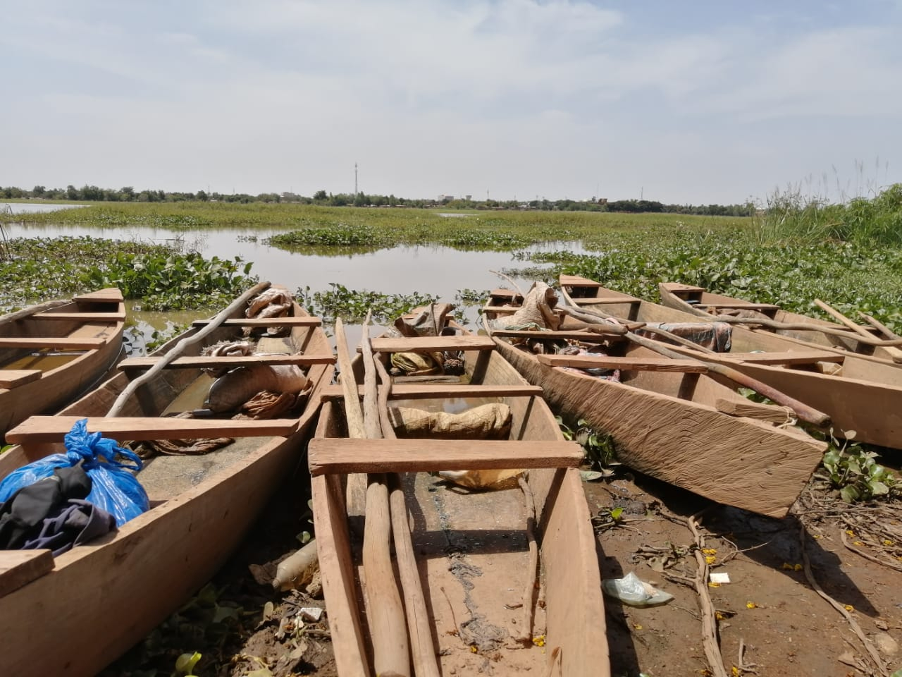 Barrage de Tanghin : des sachets dans les filets des jeunes pêcheurs