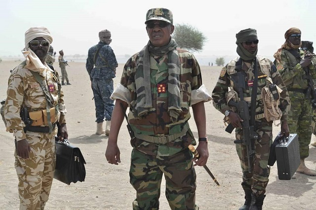Sécurité au Sahel : Idriss Déby séduit des jeunes burkinabè