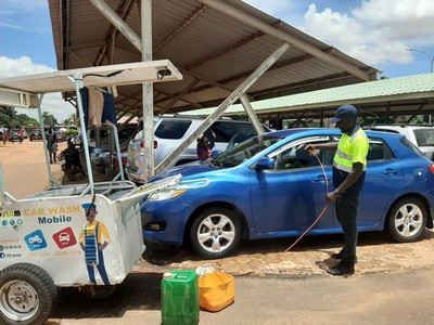 Lavage ambulant d’auto-moto : des jeunes ouagalais vont vers les clients