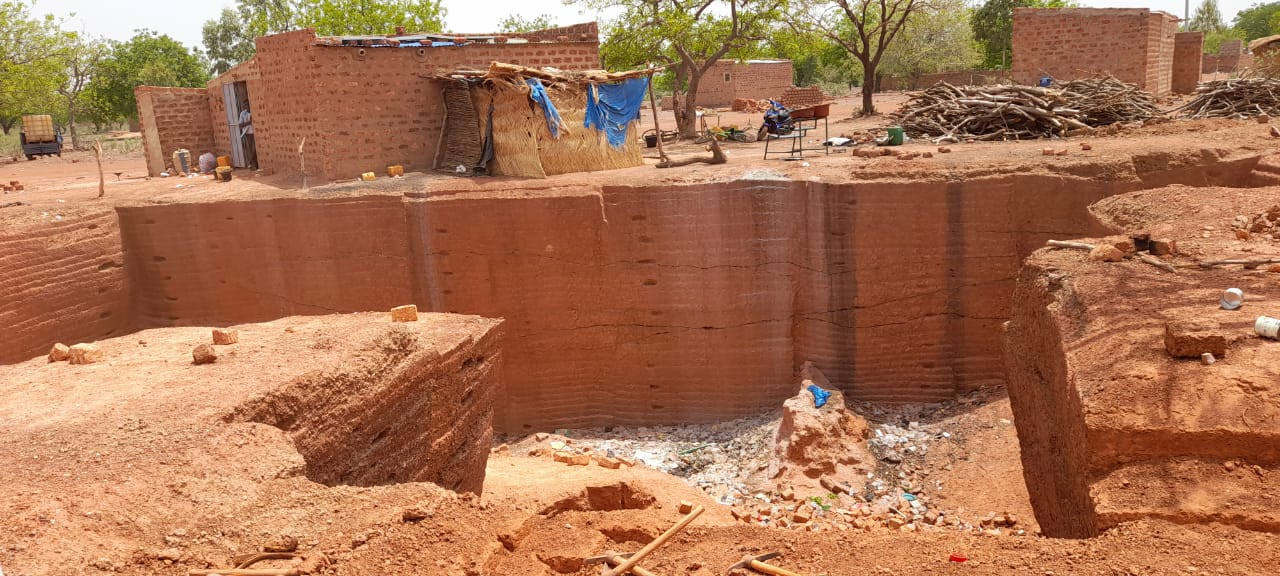 Dédougou: des tombeaux à ciel ouvert dans la ville