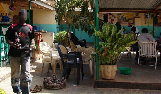 Covid-19 au Burkina : ils boivent dans des maquis clandestins