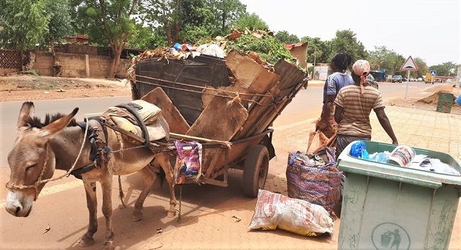 Burkina : des ramasseuses d’ordures exposées à la Covid-19