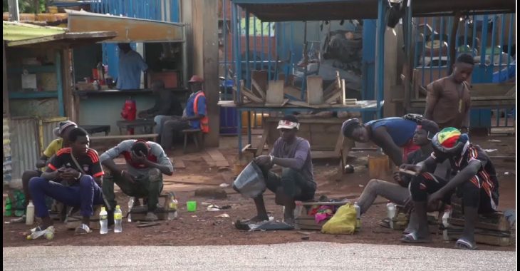 Job vacances : cirer des chaussures pour pouvoir aller à l’école